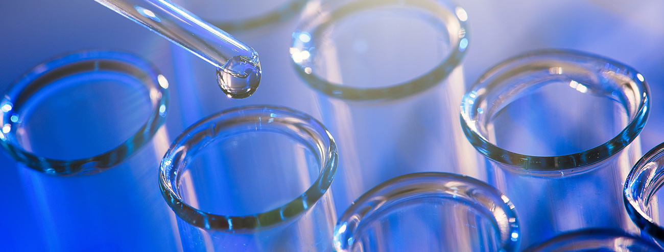 mehrere Pipetten und Reagenzgläser auf blauem Hintergrund