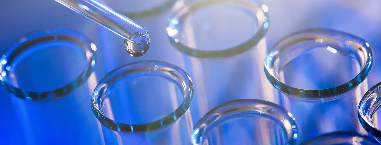 Plusieurs pipettes et tubes à essai sur fond bleu